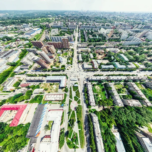 Flygfoto med vägskäl och vägar, hus, byggnader, parker och parkeringsplatser. Solig sommar panoramabild — Stockfoto