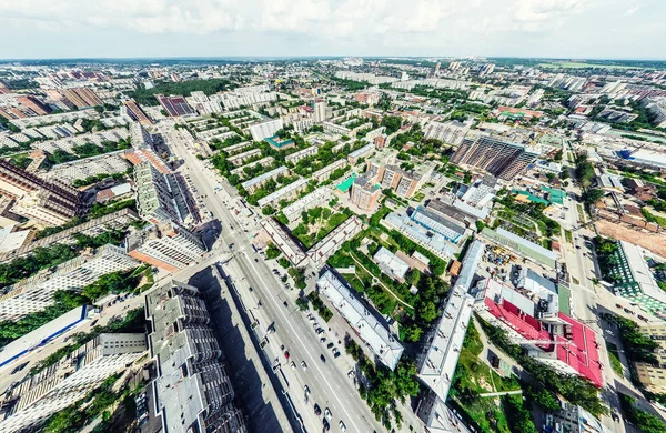 Uitzicht op de stad vanuit de lucht met kruispunten en wegen, huizen, gebouwen, parken en parkeerplaatsen. Zonnige zomer panoramisch beeld — Stockfoto