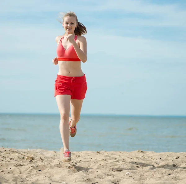 Młoda dama działa na słoneczne lato piasek plaży. Treningu. Jogging — Zdjęcie stockowe