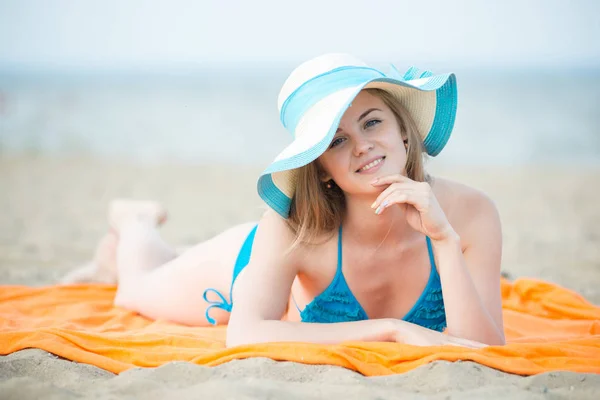 Jonge dame zonnebaden op een strand. Mooie vrouw die zich voordeed op de — Stockfoto