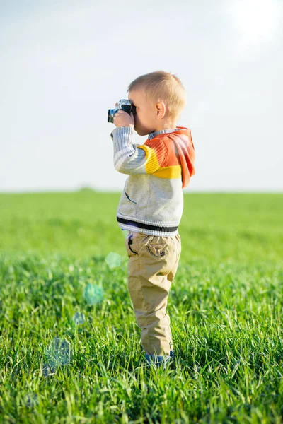 Açık çekim eski bir kamera ile küçük çocuk.
