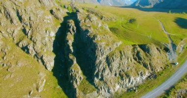 Yürüyüş delikanlı uçurumun tepesinde duran hava Uhd 4k uçuş