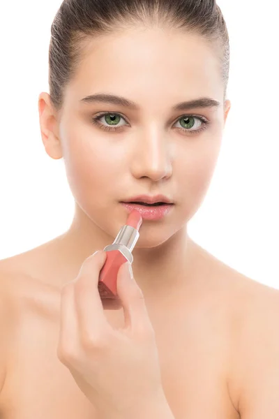 Jonge brunette vrouw met perfect schoon gezicht lippenstift toe te passen. Geïsoleerd op een witte. — Stockfoto