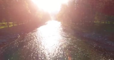Güneşli yaz sabahı, taze ve temiz dağ nehir üzerinde orta hava uçuş