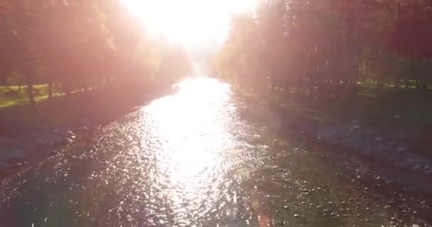 Mid vzduchu letu nad svěží a čisté horské řeky na slunné letní ráno — Stock video