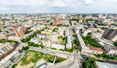 Kesişen yollar, evler, binalar, parklar ve otoparklar olan havacılık şehri manzarası. Güneşli yaz panoramik resmi