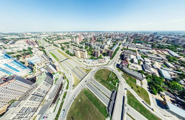 Kesişen yollar, evler, binalar, parklar ve otoparklar olan havacılık şehri manzarası. Güneşli yaz panoramik resmi