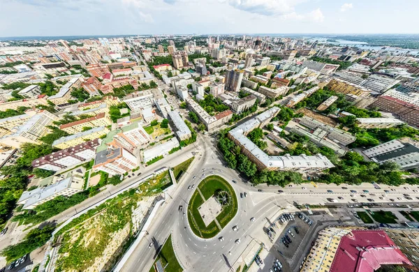 Kesişen yollar, evler, binalar, parklar ve otoparklar olan havacılık şehri manzarası. Güneşli yaz panoramik resmi — Stok fotoğraf