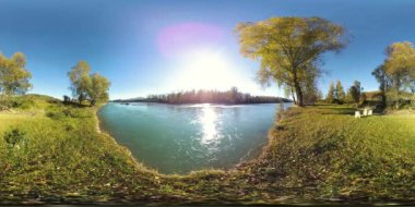 360 Vr sanal gerçeklik bir nehir akar bu güzel dağlar ormandaki kayalar üzerinde