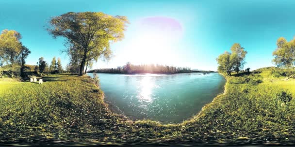 360 Vr Virtual Reality av en flod rinner över stenar i denna vackra berg skog — Stockvideo