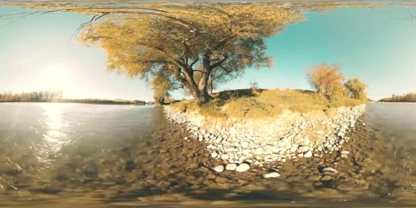 360 Vr バーチャルリアリティ川の流れるこの美しい山々 の森の岩の上 — ストック動画