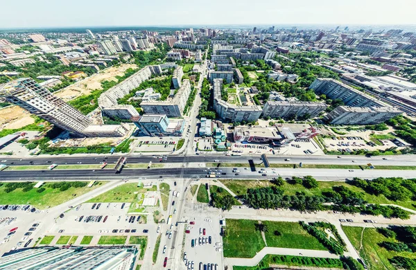 Kesişen yollar, evler, binalar, parklar ve otoparklar olan havacılık şehri manzarası. Güneşli yaz panoramik resmi