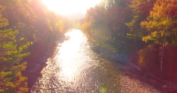 Letecký pohled na rozlišení 4k. Let nad čerstvý horský řeky. Vertikální do horizontální tilt hnutí. — Stock video