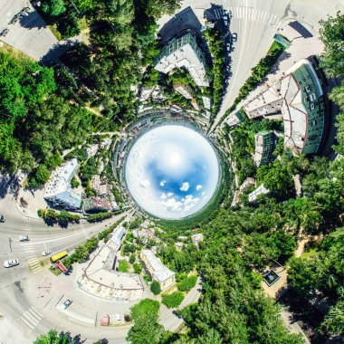 Kesişen yollar, evler, binalar, parklar ve otoparklar olan havacılık şehri manzarası. Güneşli yaz panoramik resmi