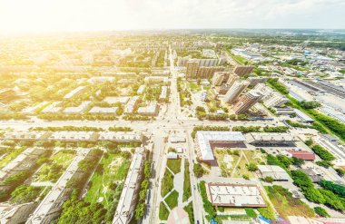 Kesişen yollar, evler, binalar, parklar ve otoparklar olan havacılık şehri manzarası. Güneşli yaz panoramik resmi