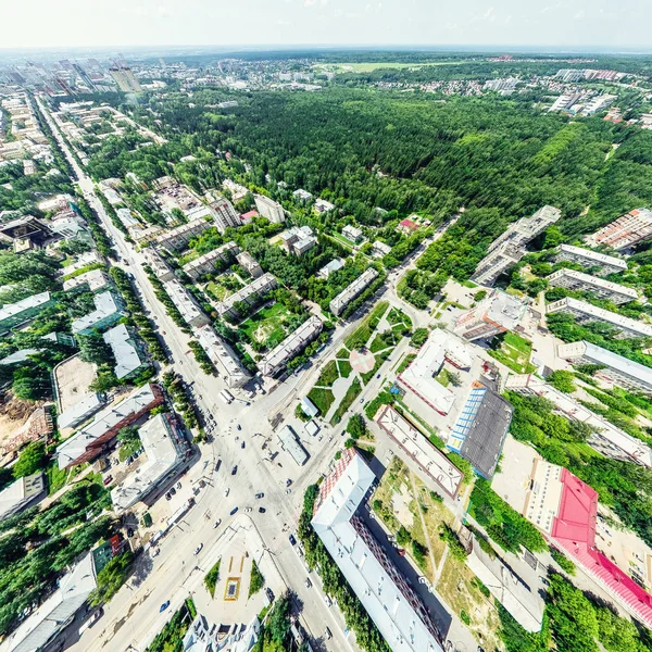 Uitzicht op de stad vanuit de lucht met kruispunten en wegen, huizen, gebouwen, parken en parkeerplaatsen. Zonnige zomer panoramisch beeld — Stockfoto