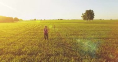 Alçak irtifa drone uçuş mükemmel asfalt yol, sportif kadının önünde