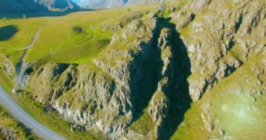 Yürüyüş delikanlı uçurumun tepesinde duran hava Uhd 4k uçuş