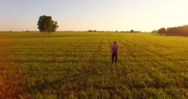 Voo de drone de baixa altitude na frente de uma mulher esportiva na estrada de asfalto perfeita — Vídeo de Stock