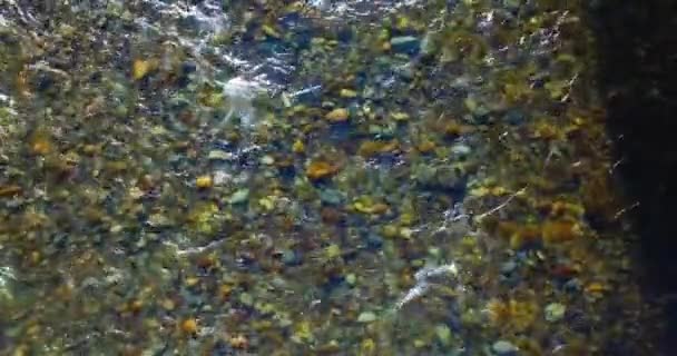 Vol en vol au-dessus d'une rivière de montagne fraîche et propre au matin ensoleillé d'été. Vue de dessus et mouvement horizontal