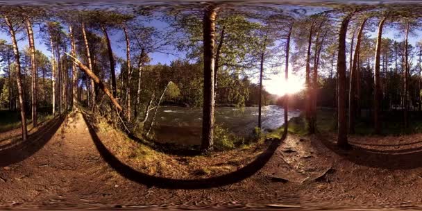 UHD 4K 360 VR虚拟现实的河流流过岩石在美丽的山林景观 — 图库视频影像