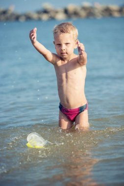 Maske ve palet kum tropikal plaj dalış için güzel bir küçük çocuk.