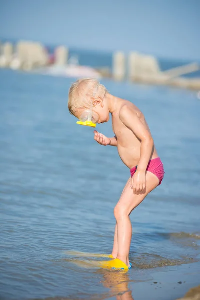 Carino bambino che indossa maschera e pinne per le immersioni sulla spiaggia tropicale di sabbia . — Foto Stock