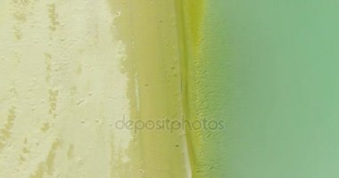 Havadan Uhd 4k görünümü. Taze dağ nehir üzerinde uçuş. Dikey Görünüm ve yatay hareketi