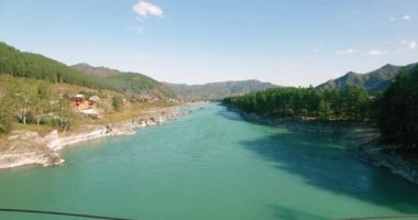 Bir asma köprü arasında kalan genç adam turist üzerinde havada uçuş.