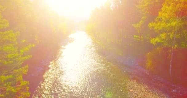 Luchtfoto van de Uhd 4k. Vlucht over de rivier van de frisse berglucht. Verticale naar horizontale tilt beweging. — Stockvideo