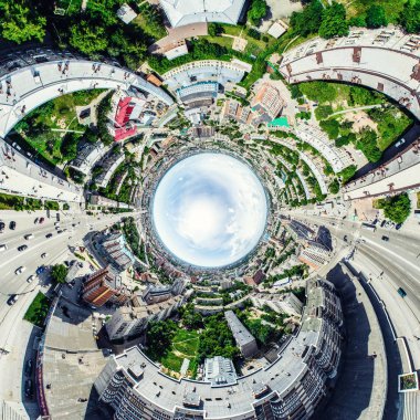 Kesişen yollar, evler, binalar, parklar ve otoparklar olan havacılık şehri manzarası. Güneşli yaz panoramik resmi