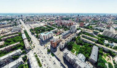 Kesişen yollar, evler, binalar, parklar ve otoparklar olan havacılık şehri manzarası. Güneşli yaz panoramik resmi