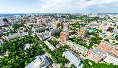 Kesişen yollar, evler, binalar, parklar ve otoparklar olan havacılık şehri manzarası. Güneşli yaz panoramik resmi