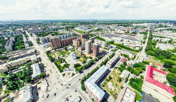 Letecký výhled na město s křižovatkou a silnic, domů, budov, parků a parkovišť. Slunečné léto panoramatický obraz — Stock fotografie