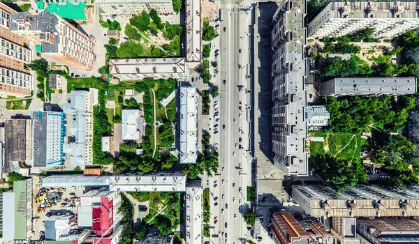 Luftaufnahme der Stadt mit Kreuzungen und Straßen, Häusern, Gebäuden, Parks und Parkplätzen. Sonniges Sommerpanorama — Stockfoto