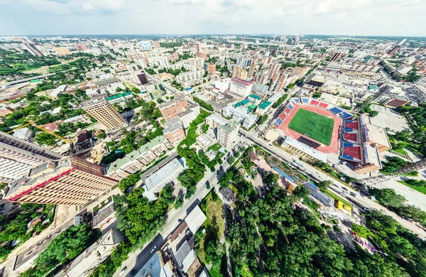 Luftaufnahme der Stadt mit Kreuzungen und Straßen, Häusern, Gebäuden, Parks und Parkplätzen. Sonniges Sommerpanorama — Stockfoto