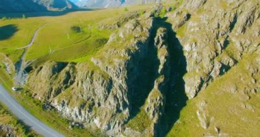 Yürüyüş delikanlı uçurumun tepesinde duran hava Uhd 4k uçuş