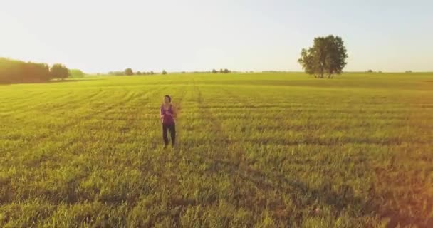 Voo de drone de baixa altitude na frente de uma mulher esportiva na estrada de asfalto perfeita — Vídeo de Stock