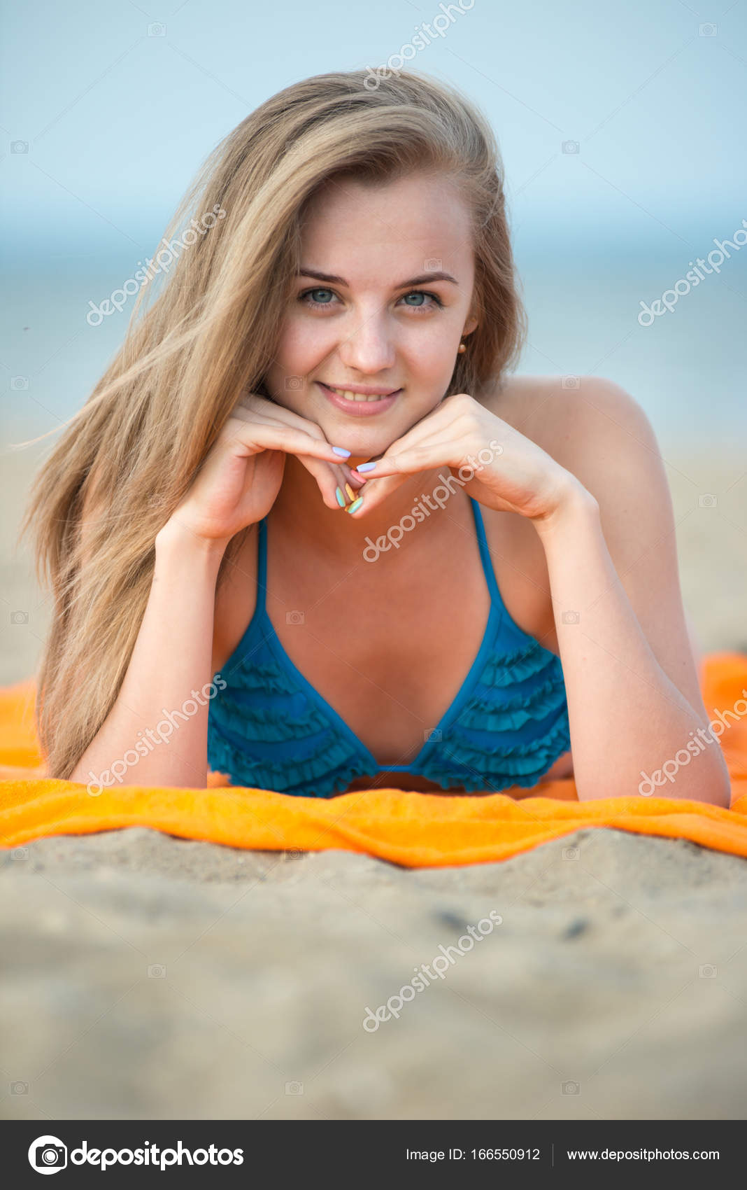 Jovencita Tomando El Sol En Una Playa Hermosa Mujer Posando En La — Foto De Stock © Markin