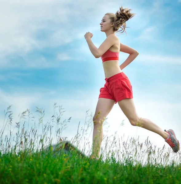 Jeune femme qui dirige le parc d'été route rurale. Exercices extérieurs. (') — Photo