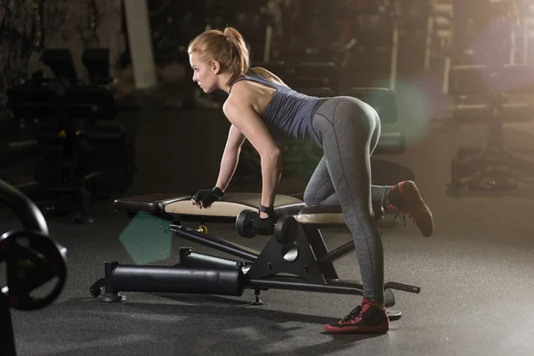 genç kadın halter kaldırma