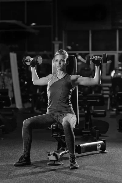 genç kadın halter kaldırma