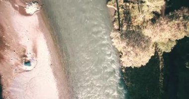 4 k Uhd havadan görünümü. Düşük uçuş üzerinde taze soğuk dağ nehir kıyısında güneşli yaz sabahı.