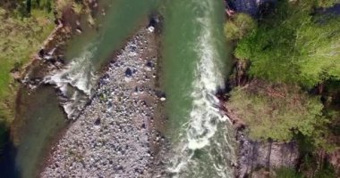 4 k Uhd havadan görünümü. Düşük uçuş üzerinde taze soğuk dağ nehir kıyısında güneşli yaz sabahı.