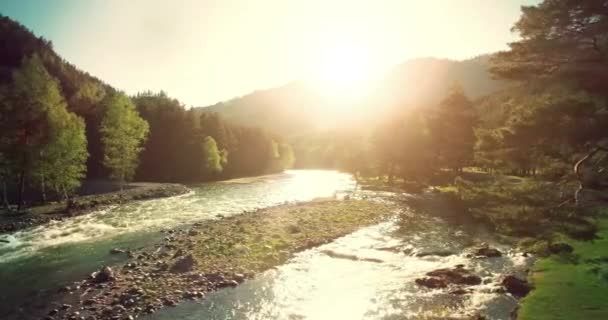 4k UHD vista aérea. Vôo baixo sobre o rio frio fresco da montanha na manhã ensolarada do verão . — Vídeo de Stock