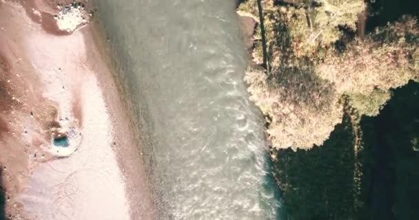 Vue aérienne 4k UHD. Vol bas au-dessus d'une rivière de montagne fraîche et froide au matin ensoleillé d'été .