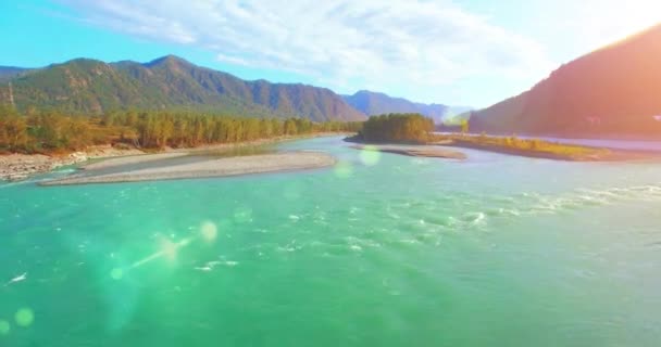 4k UHD 항공 사진. 맑은 여름 아침, 신선하고 차가운 산을 넘어 낮은 비행. 녹색 나무와 오 리 몽 위의 태양 광선 — 비디오