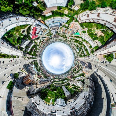 Kesişen yollar, evler, binalar, parklar ve otoparklar olan havacılık şehri manzarası. Güneşli yaz panoramik resmi