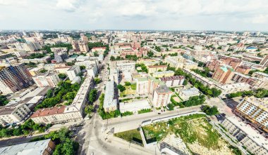 Kesişen yollar, evler, binalar, parklar ve otoparklar olan havacılık şehri manzarası. Güneşli yaz panoramik resmi