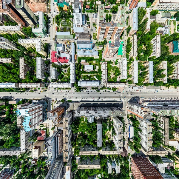 Vue aérienne de la ville avec carrefour et routes, maisons, bâtiments, parcs et parkings. Image panoramique ensoleillée d'été — Photo